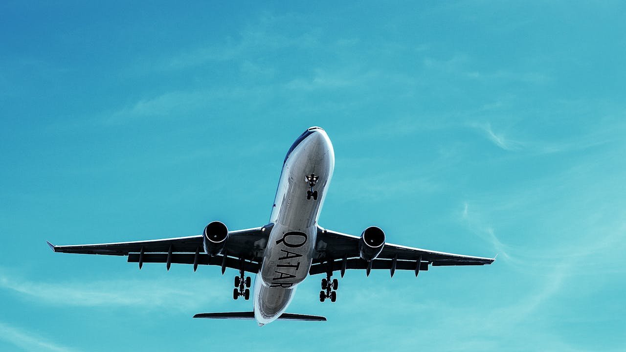 Qatar plane flying at a low altitude